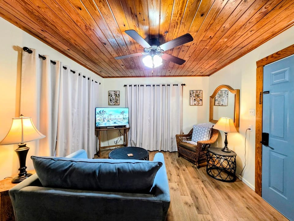#07 - Lakeview One Bedroom Cottage-Pet Friendly House in Rockwell