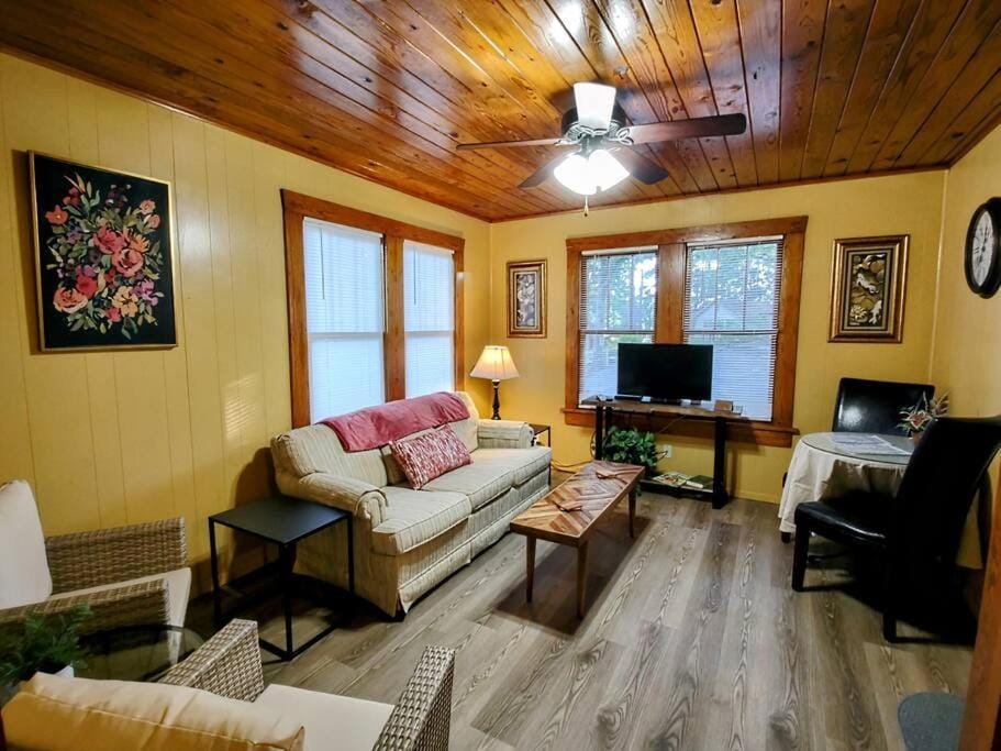 #07 - Lakeview One Bedroom Cottage-Pet Friendly House in Rockwell