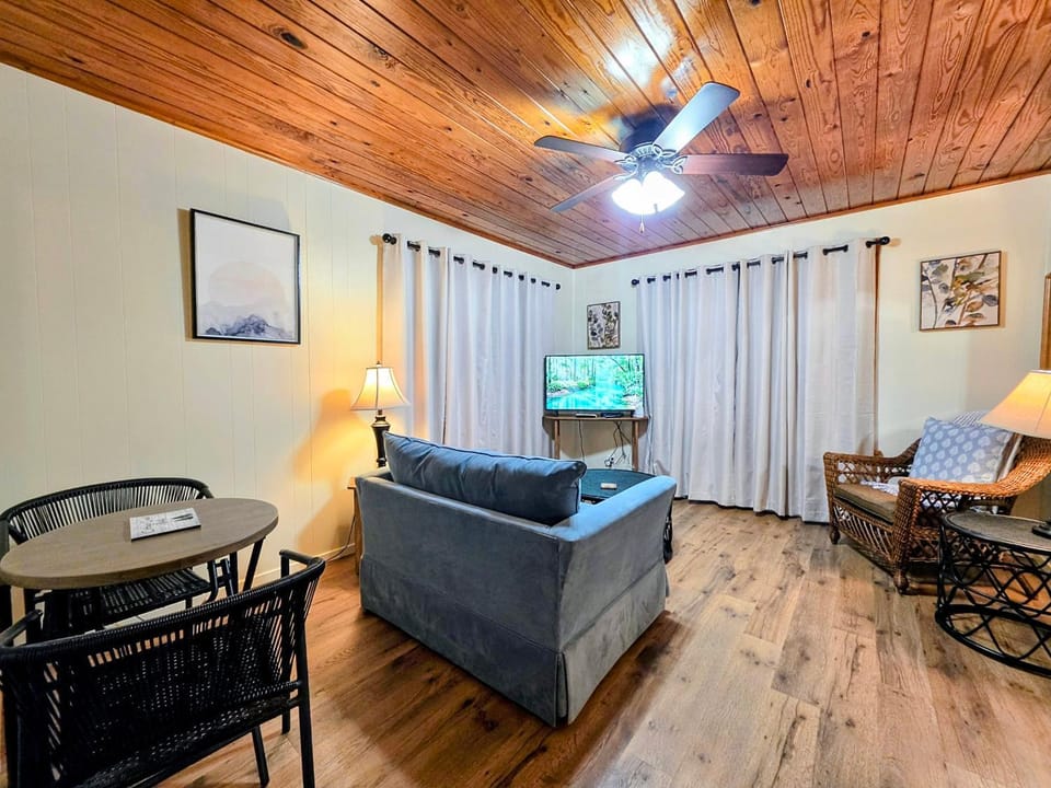 #07 - Lakeview One Bedroom Cottage-Pet Friendly House in Rockwell