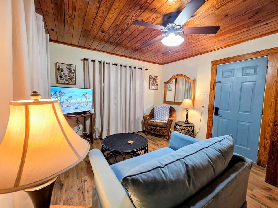 #07 - Lakeview One Bedroom Cottage-Pet Friendly House in Rockwell