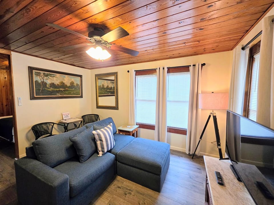 #08 - One Bedroom Lakeview Cottage-Pet Friendly House in Rockwell