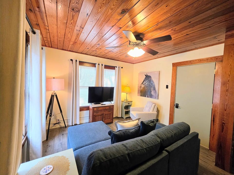 #08 - One Bedroom Lakeview Cottage-Pet Friendly House in Rockwell