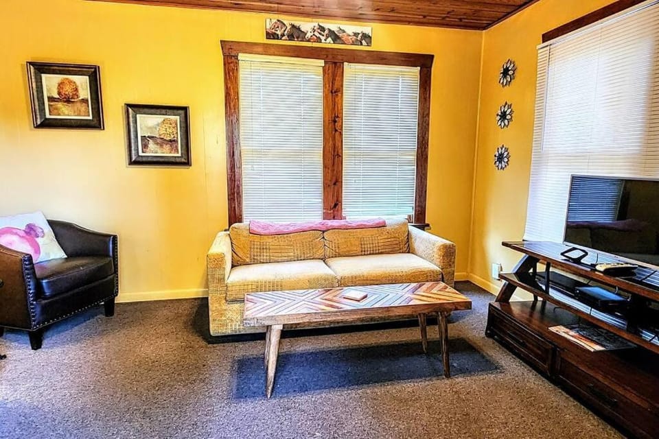 #08 - One Bedroom Lakeview Cottage-Pet Friendly House in Rockwell