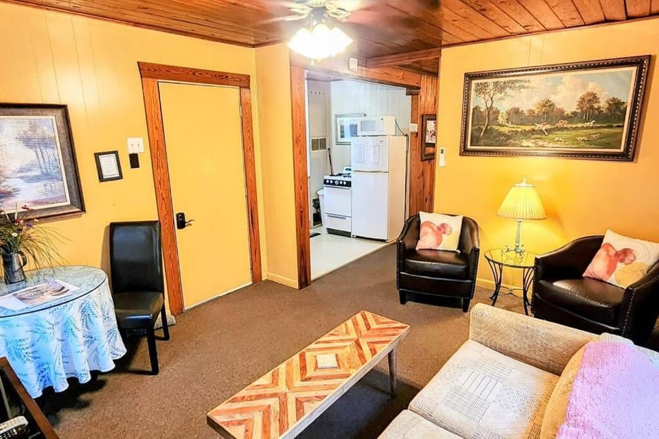 #08 - One Bedroom Lakeview Cottage-Pet Friendly House in Rockwell