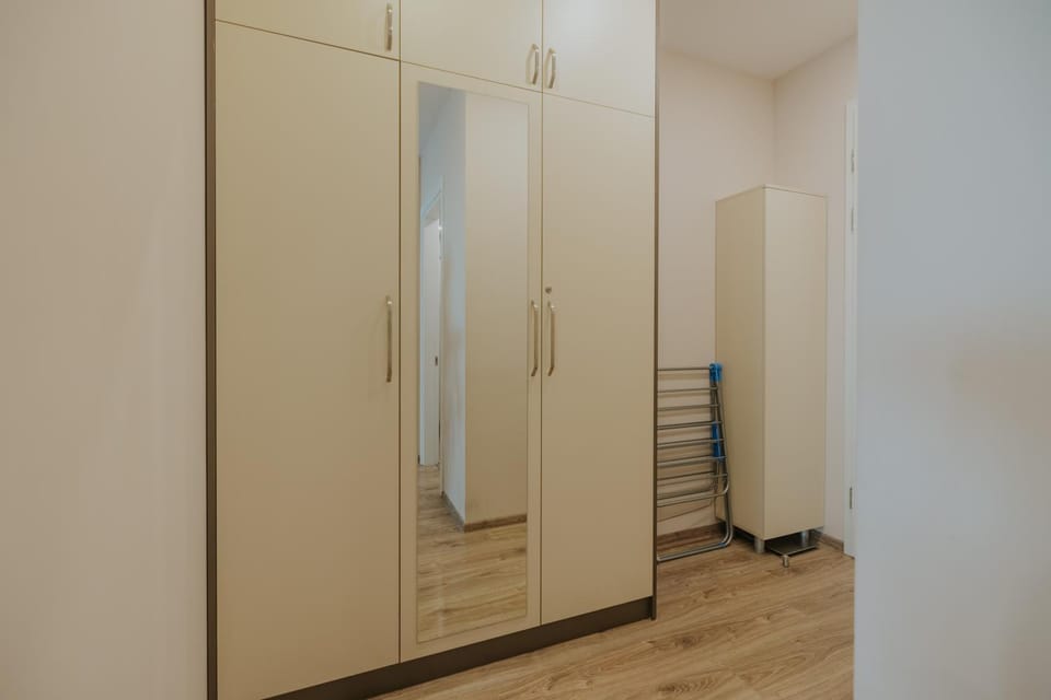 Facade/entrance, wardrobe