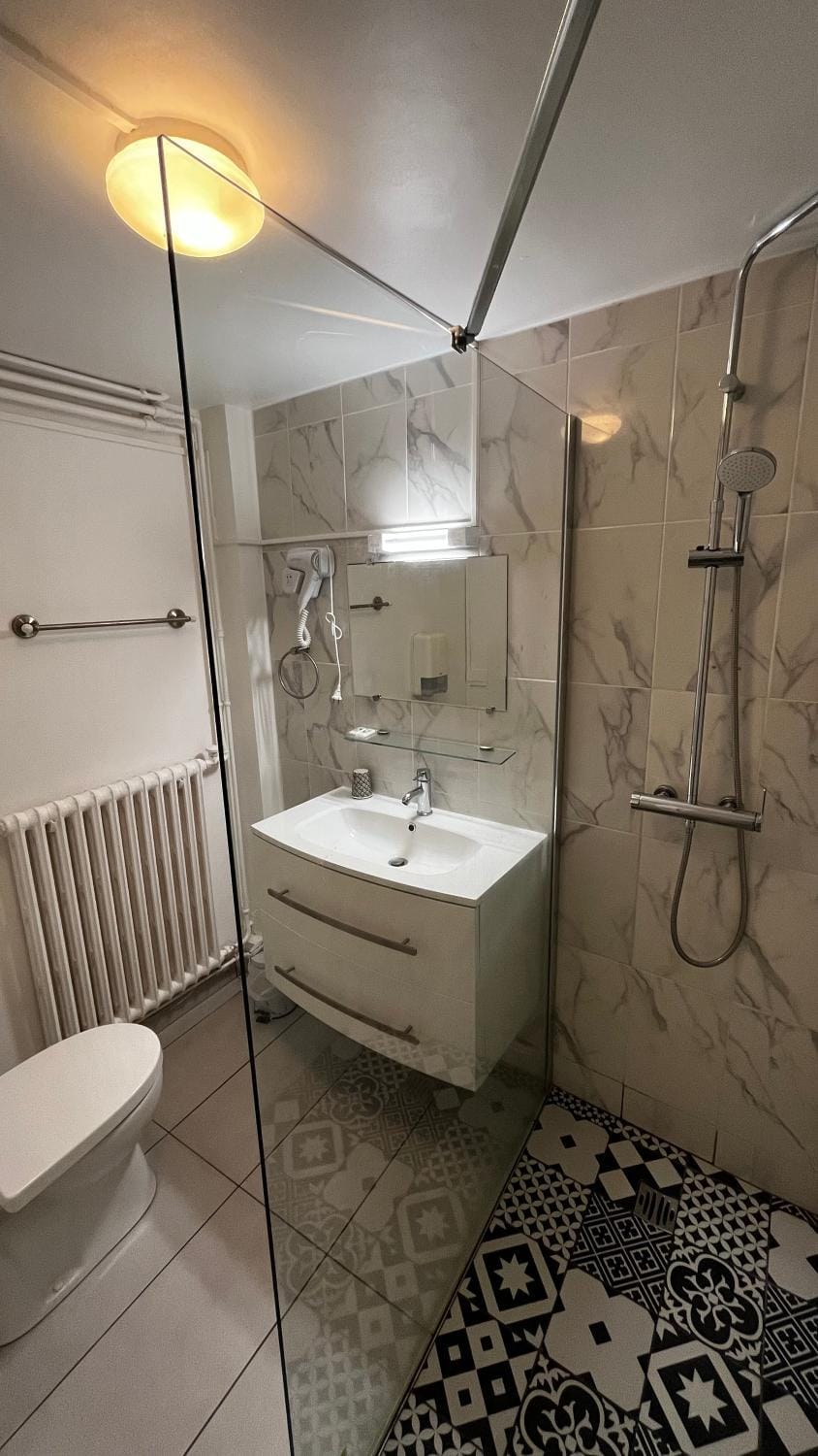 Shower, Toilet, Bathroom, towels
