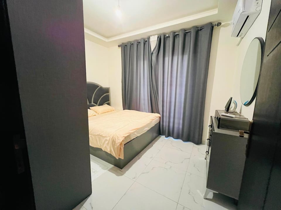 شقة أنيقة-غرفتين وصالة مع بلكونة Stylish 2-Bedroom Apartment with Balcony Apartment in Africa