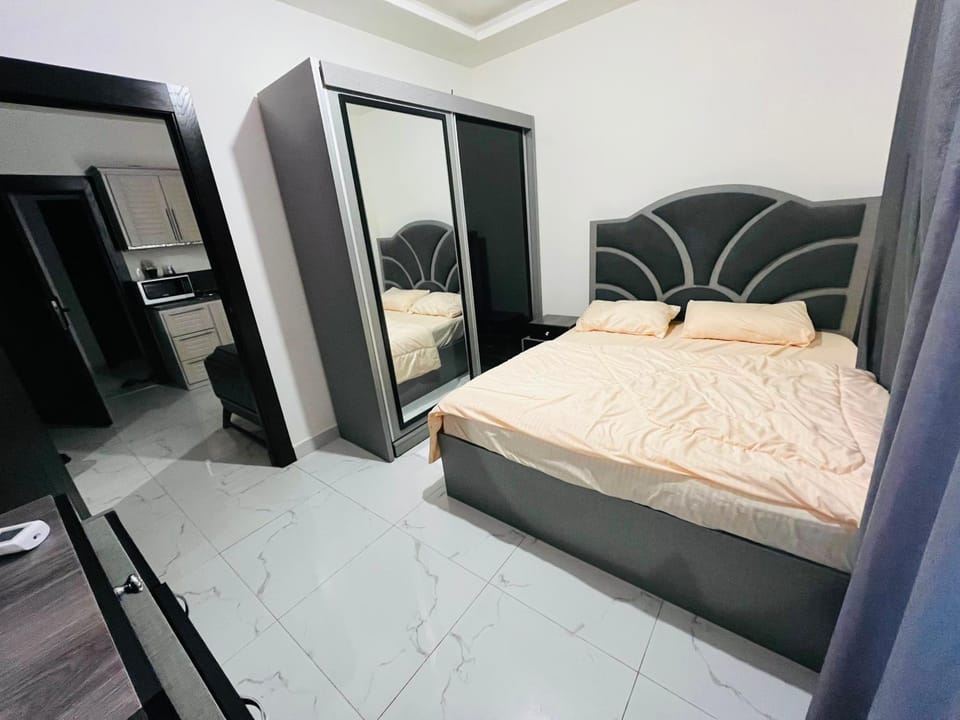 شقة أنيقة-غرفتين وصالة مع بلكونة Stylish 2-Bedroom Apartment with Balcony Apartment in Africa