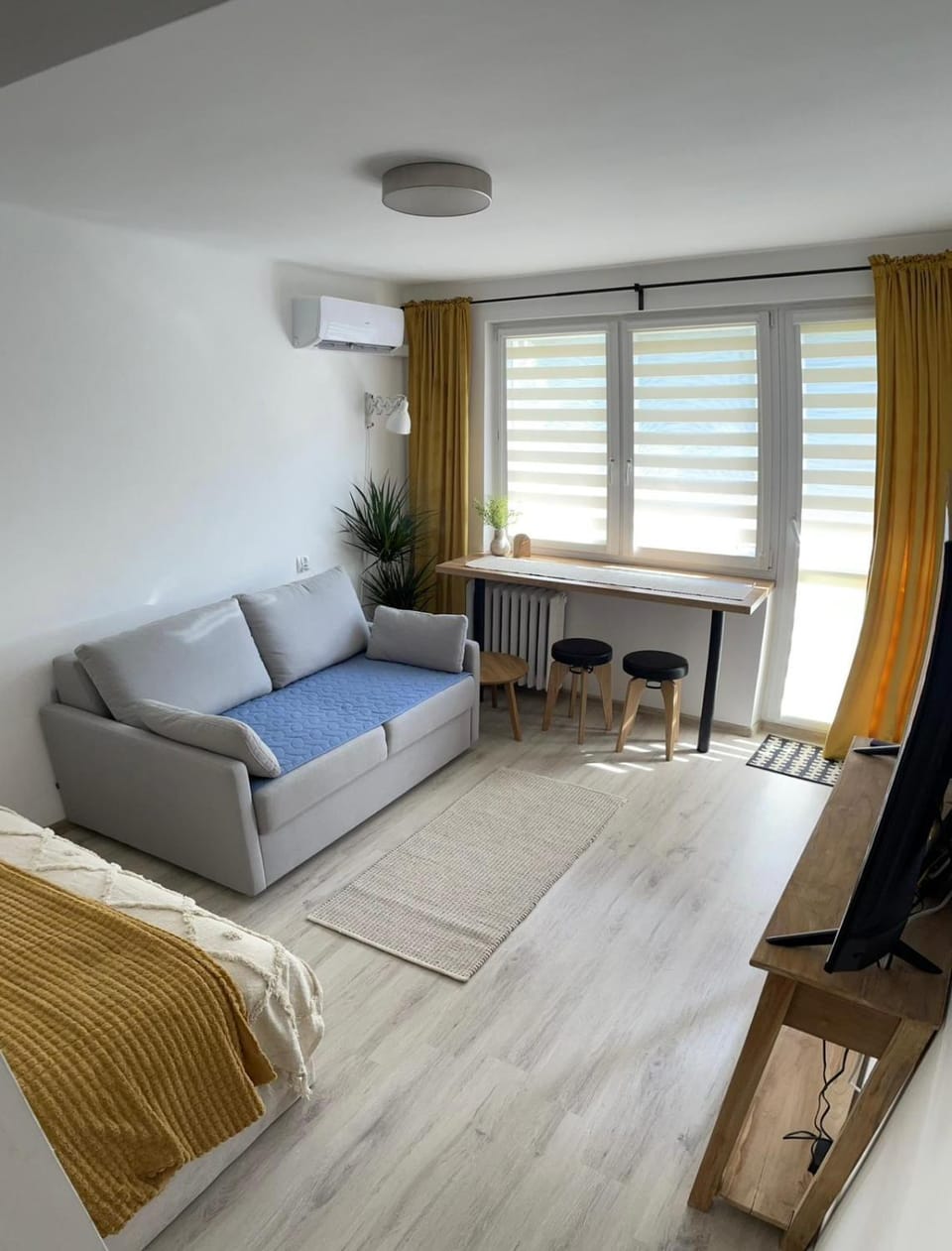 TV and multimedia, Living room, Seating area, air conditioner