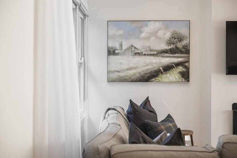 TV and multimedia, Living room, Decorative detail, Seating area, internet