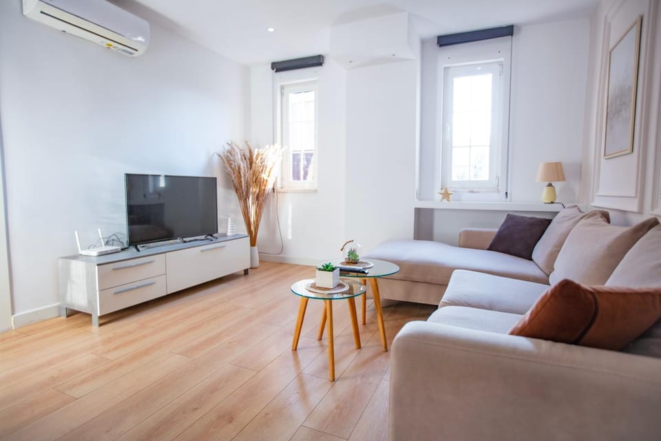 Communal lounge/ TV room, TV and multimedia, Living room, Seating area, air conditioner