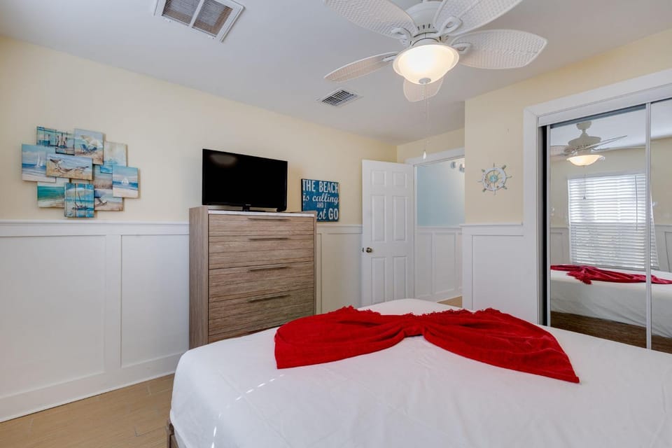 Gorgeous Apartment on Mango St Steps to Beach Apartment in Estero Island
