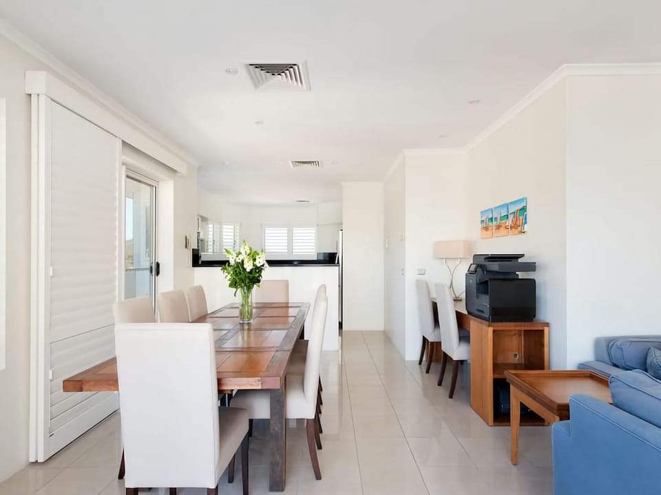 Kitchen or kitchenette, Dining area, air conditioner