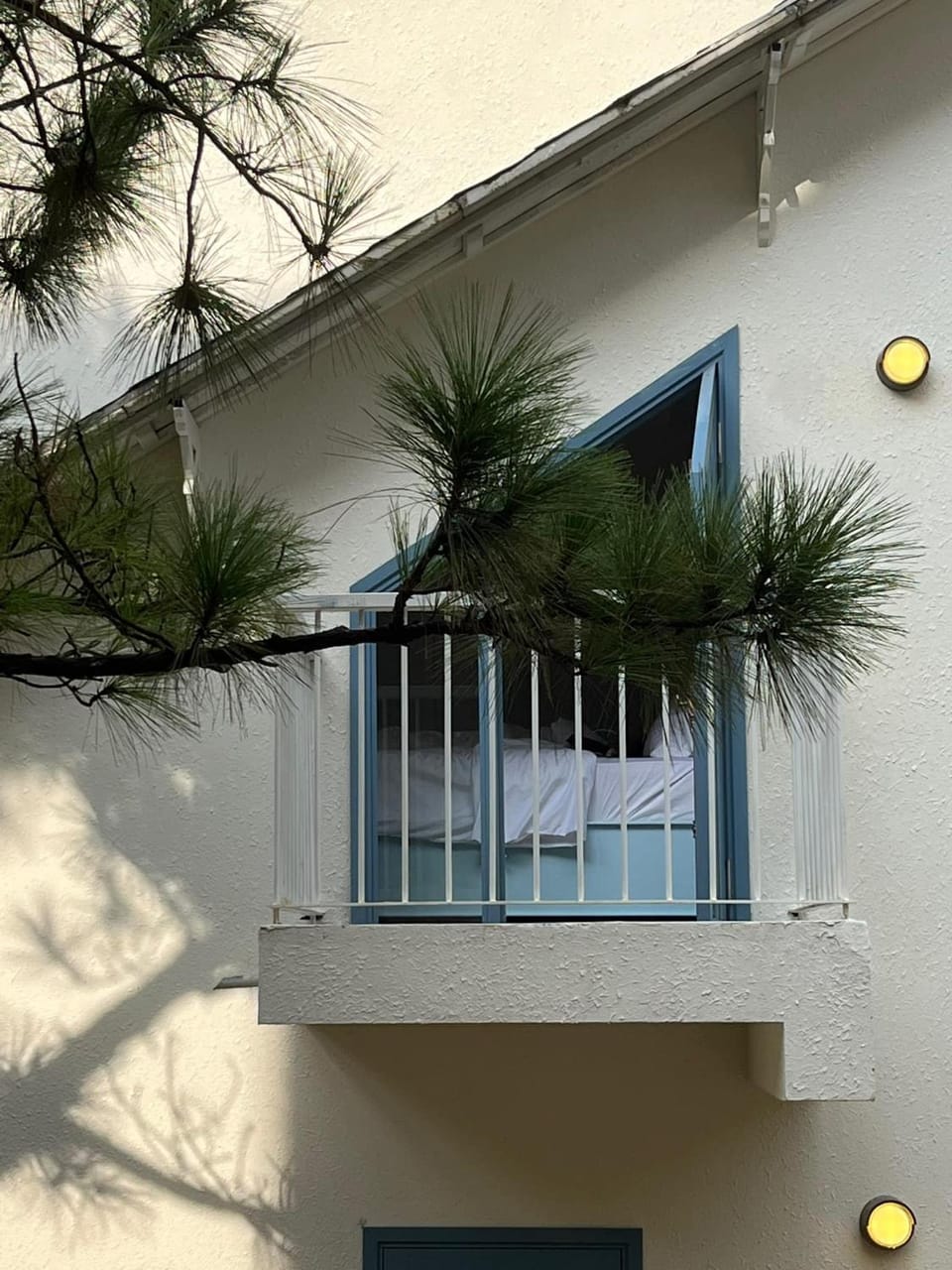 Property building, Day, Balcony/Terrace