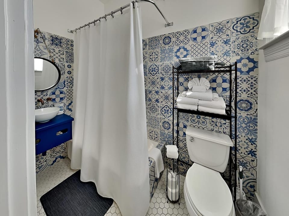 Shower, Toilet, Bathroom, towels