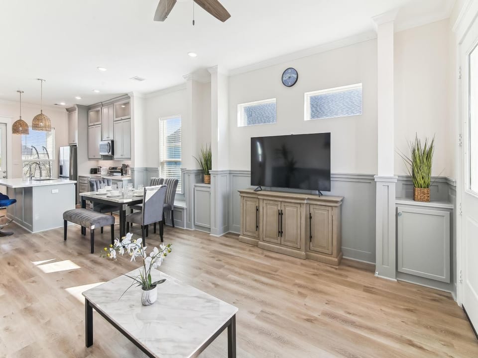 TV and multimedia, Kitchen or kitchenette, Living room, Seating area, Dining area, furniture