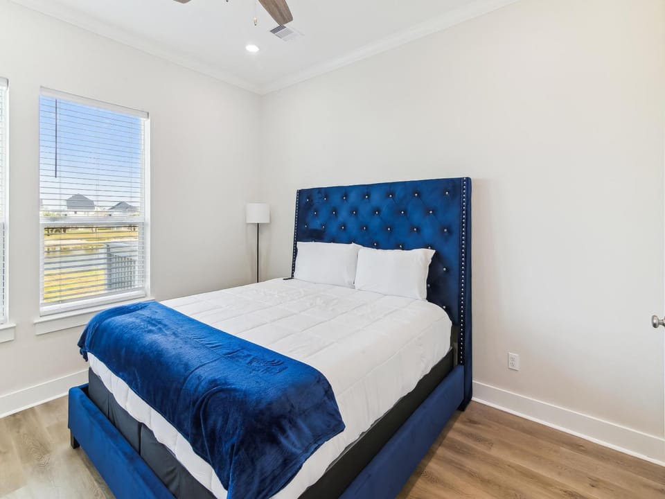 Bed, Neighbourhood, Bedroom