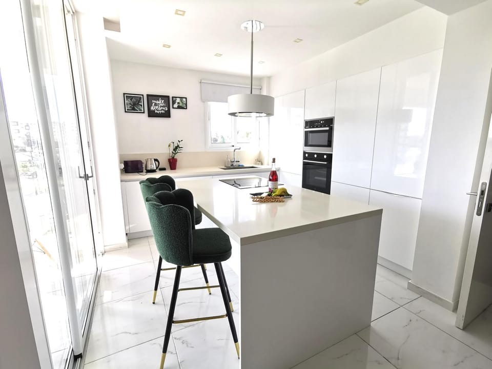 Kitchen or kitchenette, minibar