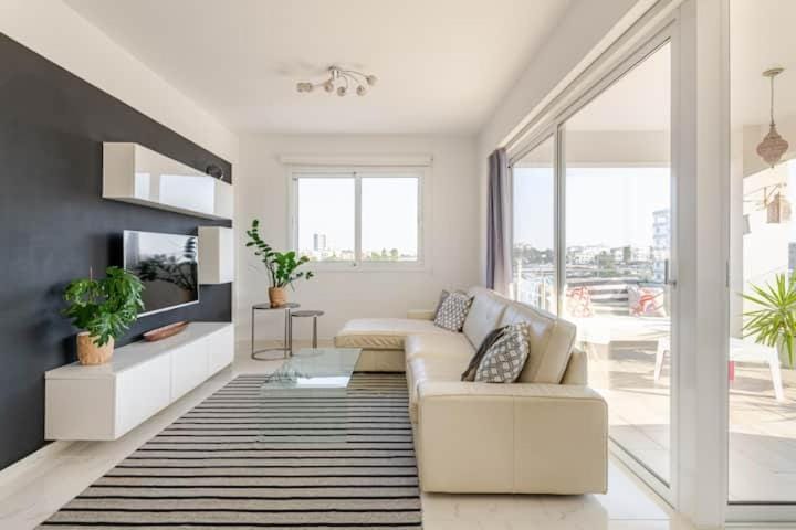 TV and multimedia, Living room, Seating area, Evening entertainment, air conditioner