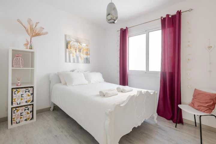 Photo of the whole room, Bedroom, towels