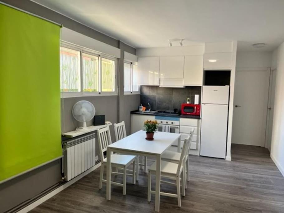 TV and multimedia, Kitchen or kitchenette, Living room, Dining area, minibar, pet friendly, stove