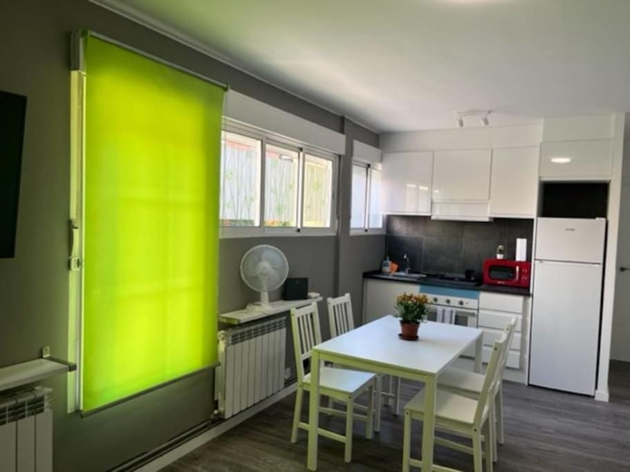 Kitchen or kitchenette, Dining area, minibar, pet friendly, stove
