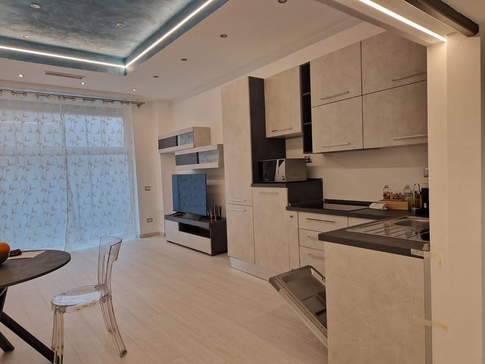 Kitchen or kitchenette, Dining area, minibar, stove