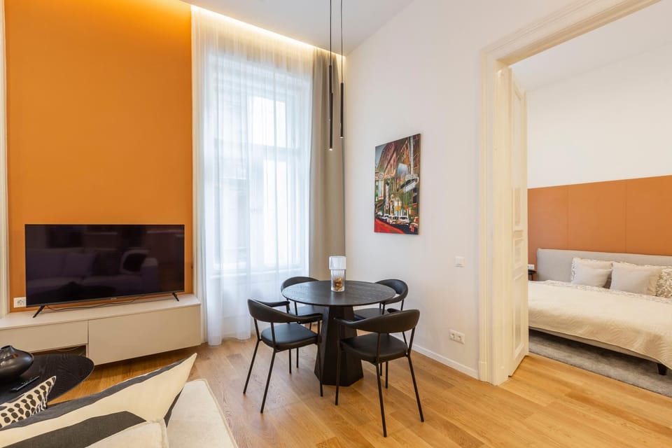 Bed, TV and multimedia, Living room, Photo of the whole room, Seating area, Dining area, Bedroom