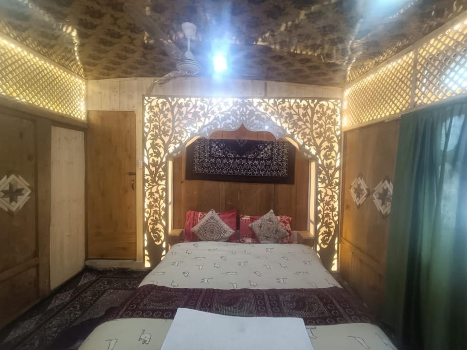 Shamus Maqbool Group Of Houseboat Hotel in India