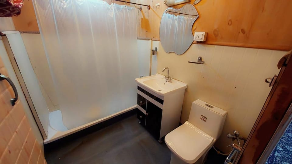 Shamus Maqbool Group Of Houseboat Hotel in India