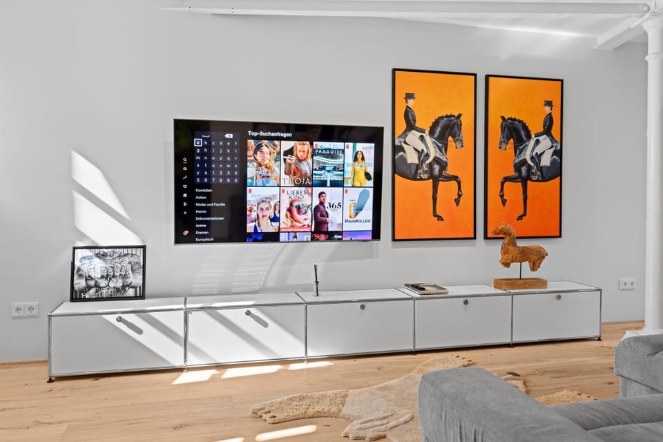 Communal lounge/ TV room, TV and multimedia, Living room, Seating area, Evening entertainment
