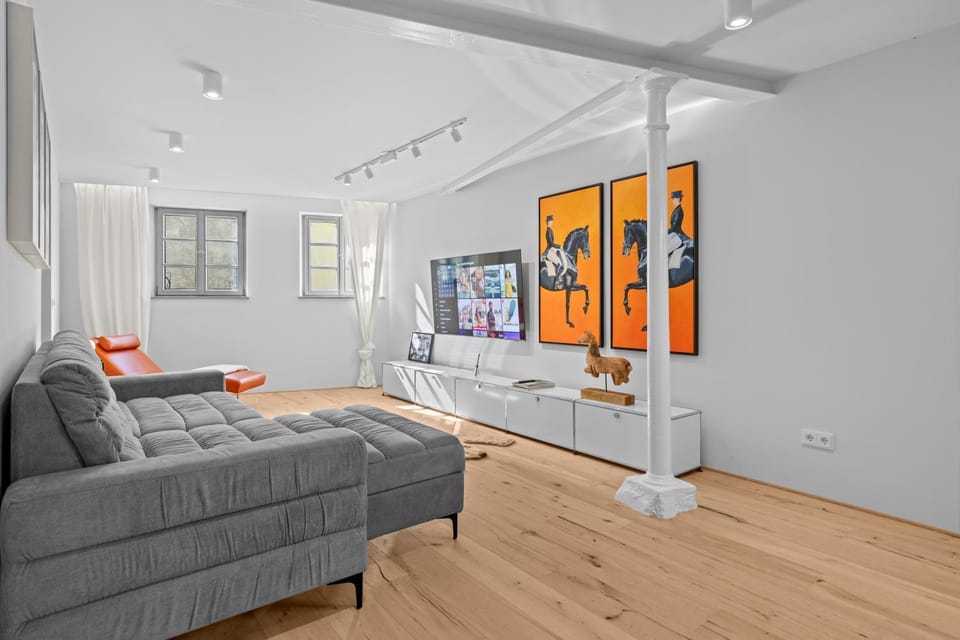 Communal lounge/ TV room, TV and multimedia, Living room, Seating area, Evening entertainment
