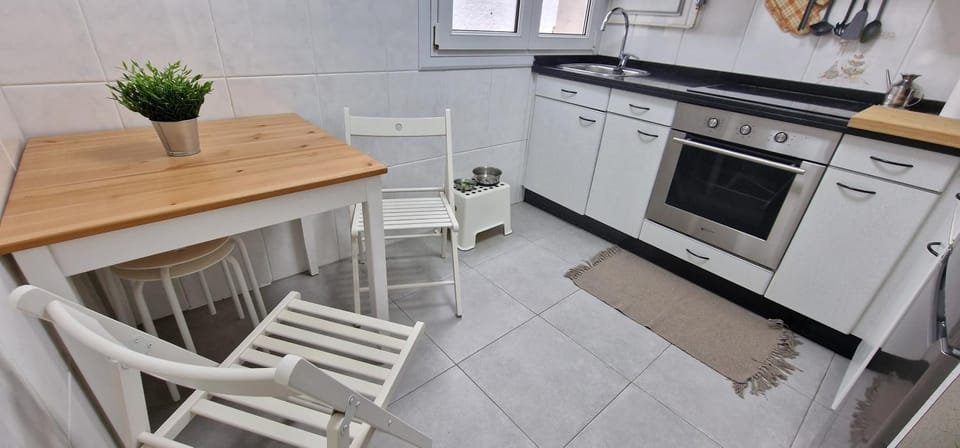 Kitchen or kitchenette, Dining area, minibar, pet friendly, stove
