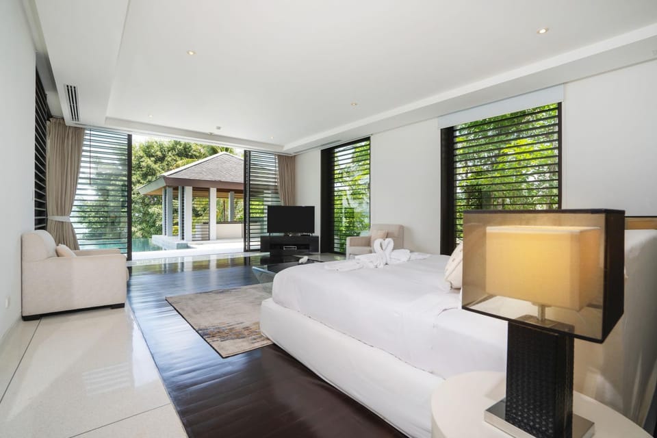Bed, Photo of the whole room, Seating area, Bedroom