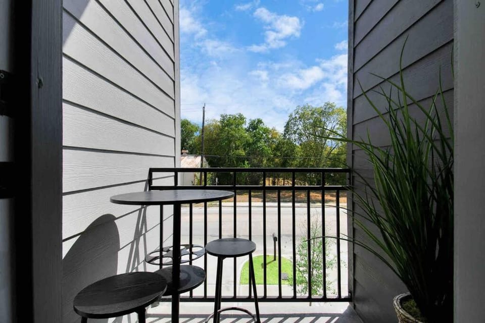 Mini Golf - With Hot Tub- Mins to Downtown Nightlife House in Houston