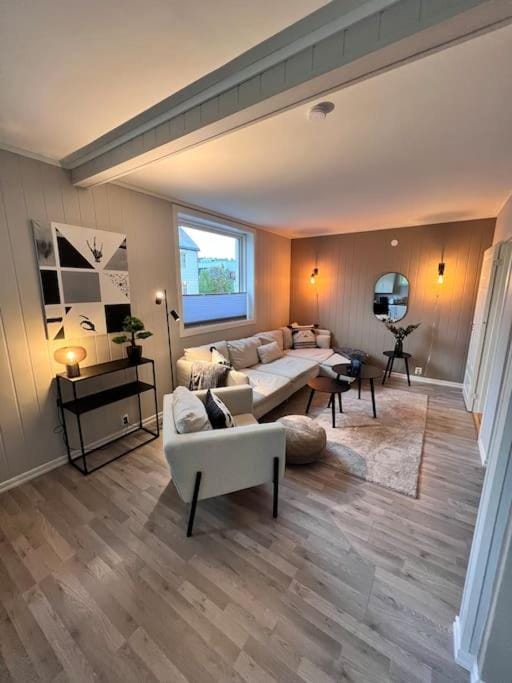 Living room, Photo of the whole room, Seating area