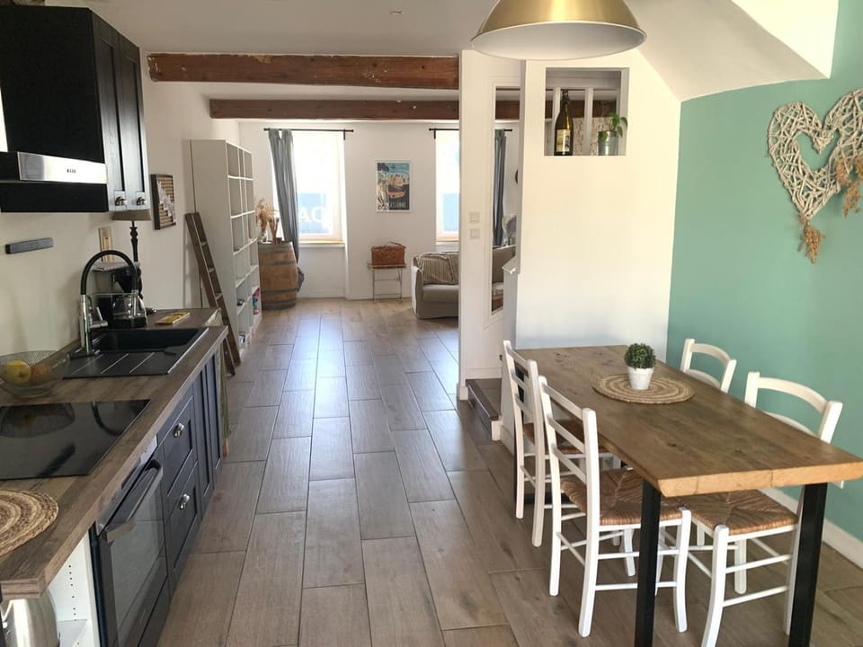Kitchen or kitchenette, Living room, oven