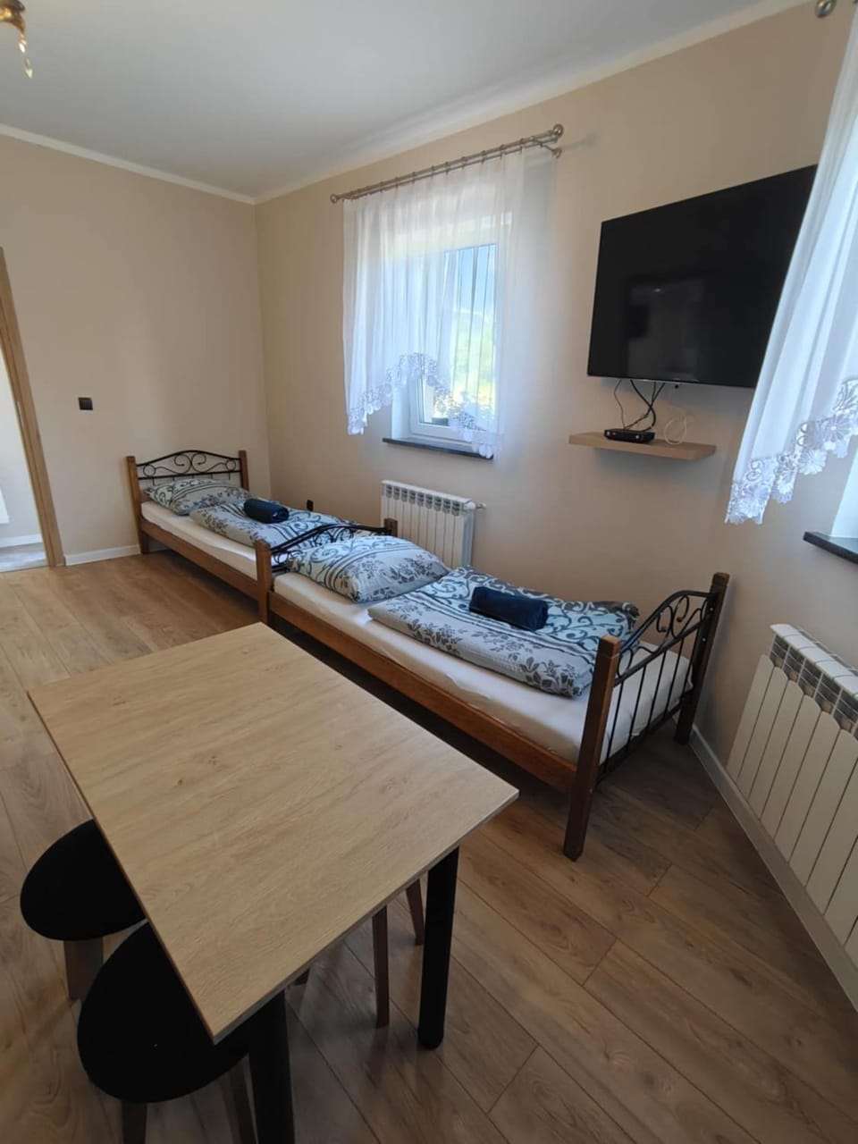 Bed, TV and multimedia, Living room, Photo of the whole room, Seating area, Bedroom