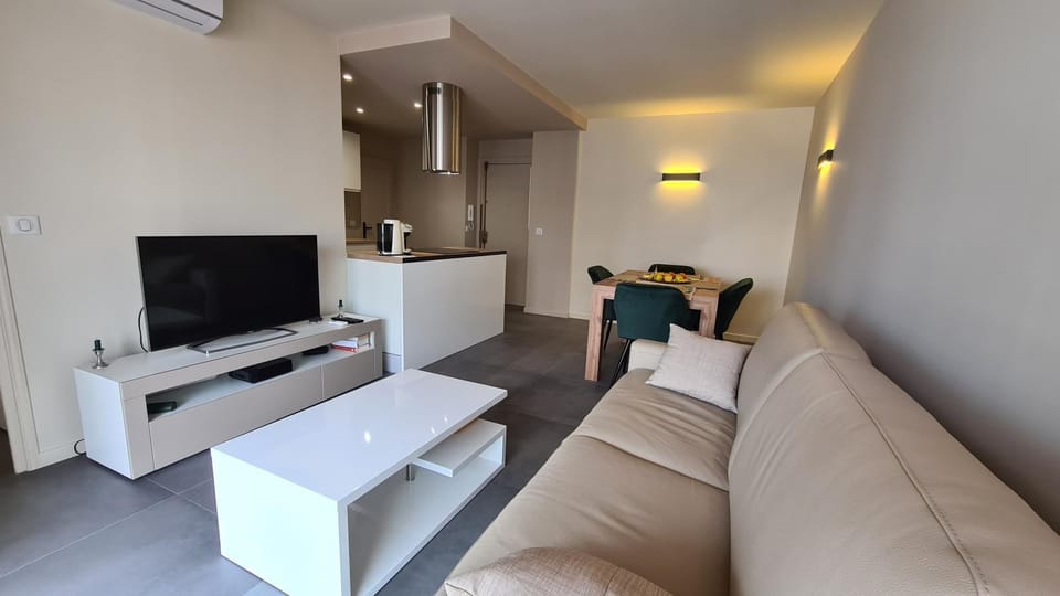 Face mer et plages appartement avec terrasse. Apartment in Nice