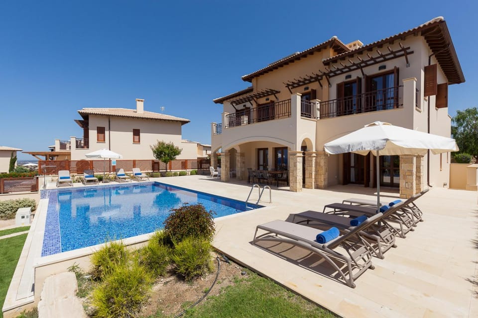 Property building, Swimming pool, sunbed