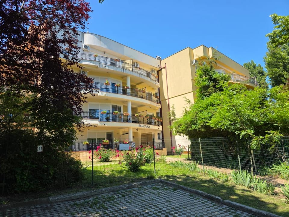 Property building, Day, Garden, Garden view