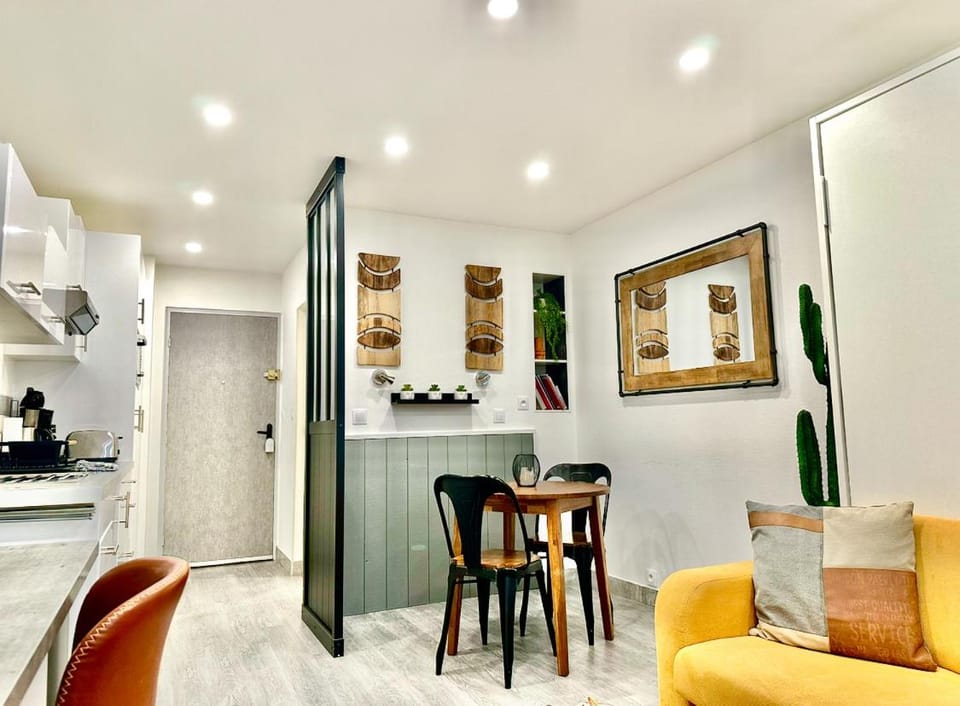 Seating area, Dining area