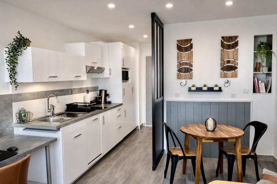 Kitchen or kitchenette, Dining area, stove