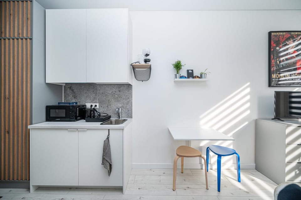 Kitchen or kitchenette, minibar