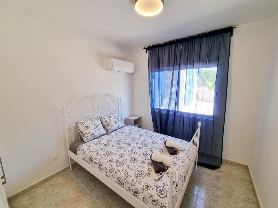 Bed, Bedroom, towels, air conditioner