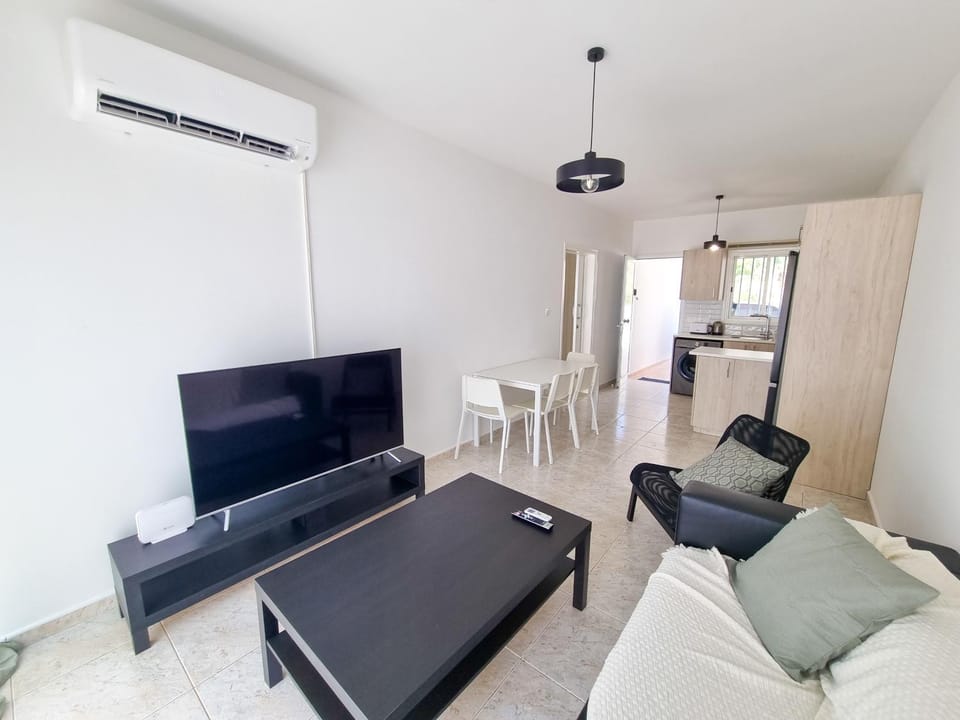 TV and multimedia, Living room, Seating area, Dining area, air conditioner