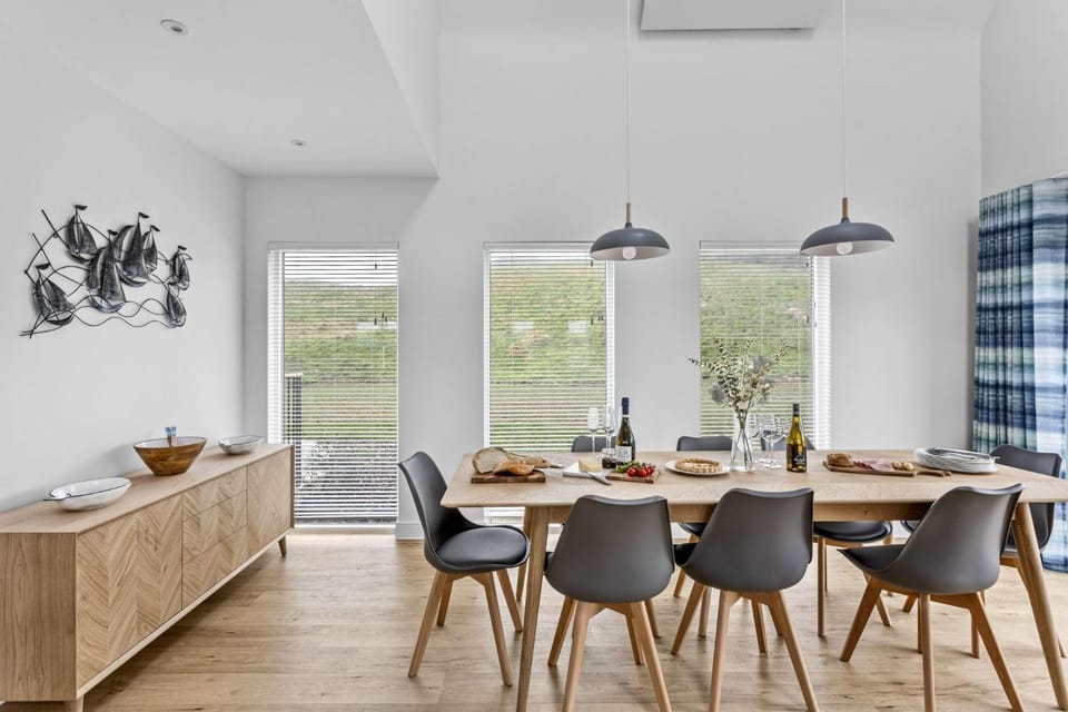 Seating area, Dining area