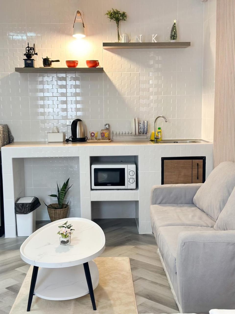 Kitchen or kitchenette, minibar