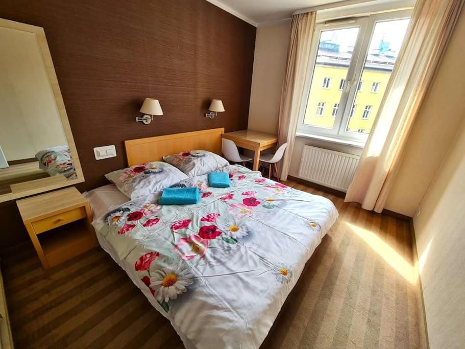 Bed, Photo of the whole room, towels