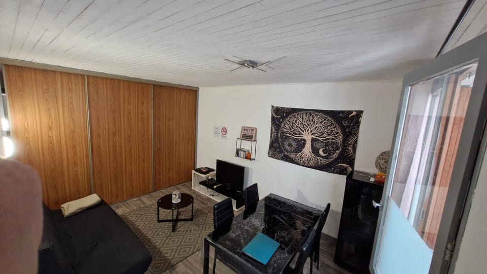 TV and multimedia, Living room, Seating area, Dining area